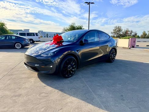 Used 2024 Tesla Model Y 2WD image 40