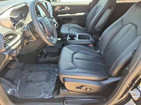 Used 2025 Chrysler Pacifica Select FWD image 11
