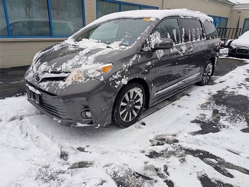 Used 2020 Toyota Sienna XLE w/ XLE Navigation Package image 2