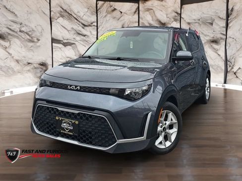 Used 2023 Kia Soul LX w/ Option Group 015 FWD image 3