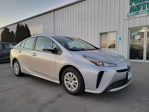 Used 2022 Toyota Prius LE image 2
