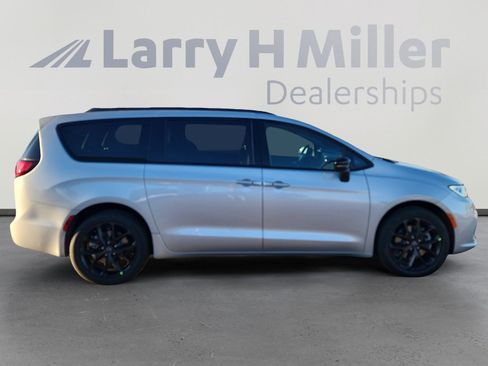 New 2026 Chrysler Pacifica Select image 7