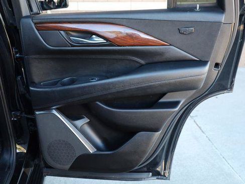 Used 2015 Cadillac Escalade Luxury AWD/4WD image 22