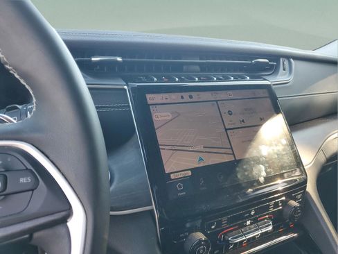 Used 2023 Jeep Grand Cherokee Limited image 18