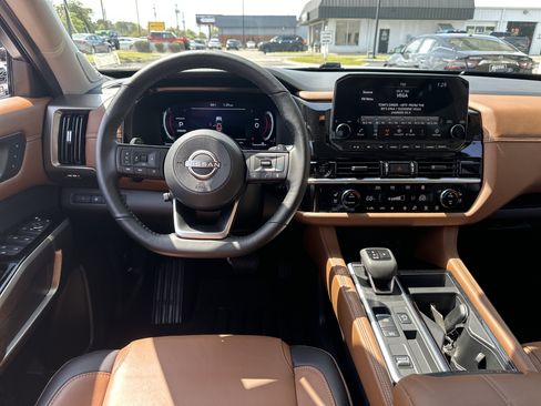 Used 2025 Nissan Pathfinder Platinum image 15