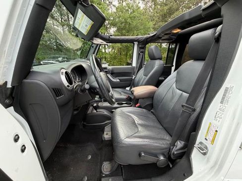 Used 2014 Jeep Wrangler Unlimited Sahara w/ Connectivity Group AWD/4WD image 7