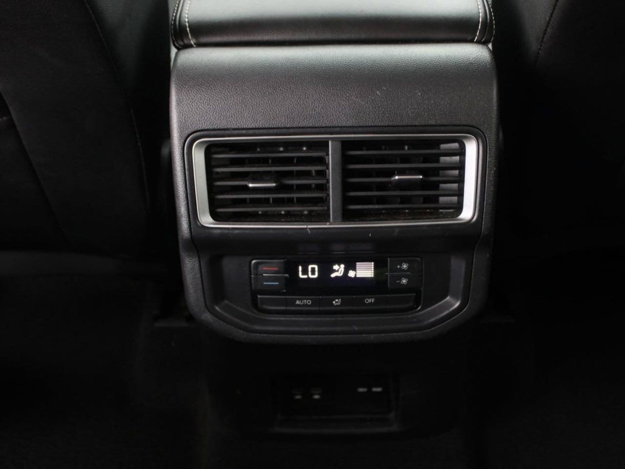 Used 2025 Volkswagen Atlas SE AWD/4WD image 16