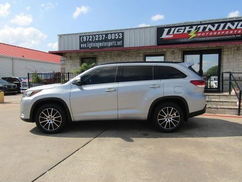 Used 2017 Toyota Highlander SE FWD image 2