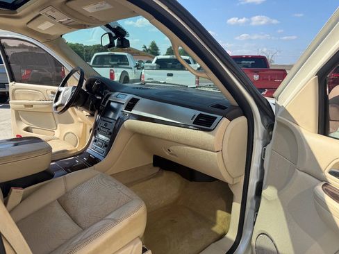 Used 2007 Cadillac Escalade EXT w/ Information Package AWD/4WD image 14