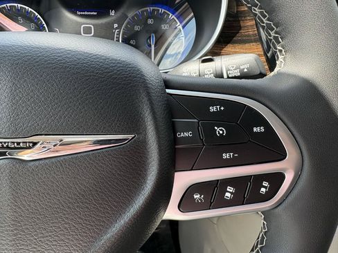 Used 2023 Chrysler Pacifica Limited AWD/4WD image 28