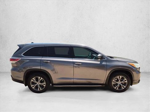 Used 2016 Toyota Highlander XLE FWD image 4