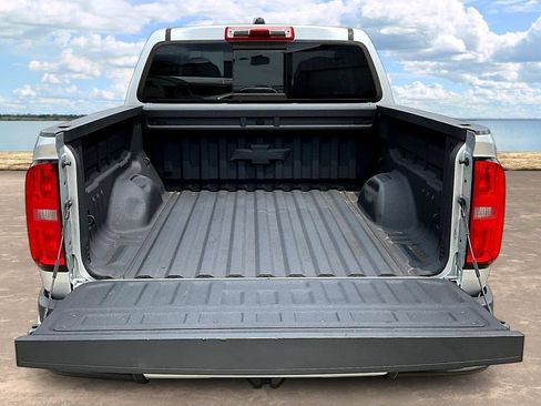 Used 2018 Chevrolet Colorado LT w/ LT Convenience Package RWD image 9