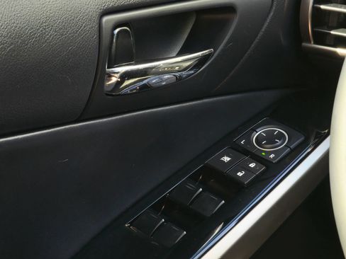 Used 2015 Lexus IS 250 RWD image 19