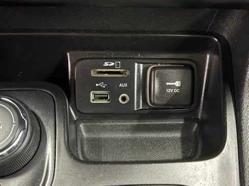 Used 2016 Jeep Cherokee Latitude w/ Cold Weather Group AWD/4WD image 27