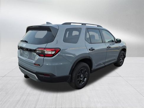 Used 2025 Honda Pilot TrailSport image 4