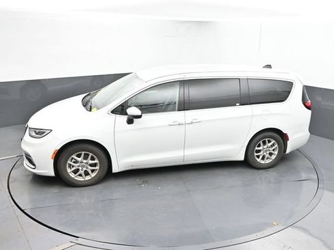 Used 2023 Chrysler Pacifica Touring-L FWD image 23