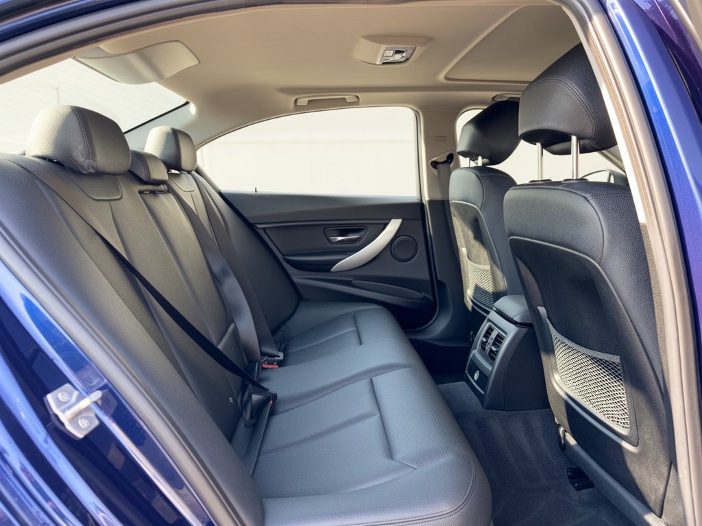 Used 2018 BMW 320i xDrive Sedan w/ Premium Package AWD/4WD image 27