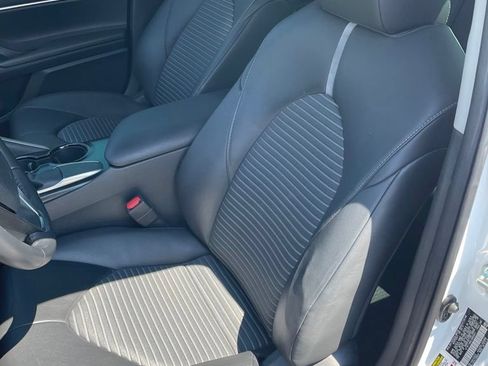 Used 2018 Toyota Camry SE w/ Convenience Package FWD image 11