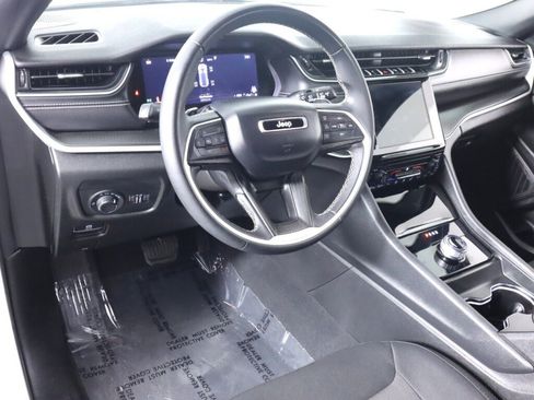 Used 2024 Jeep Grand Cherokee Laredo AWD/4WD image 9