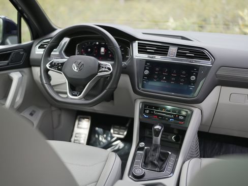 Certified 2022 Volkswagen Tiguan SEL R-Line image 26