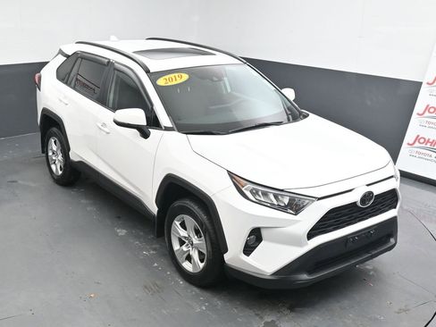 Used 2019 Toyota RAV4 XLE w/ Carpet Mat Package image 24