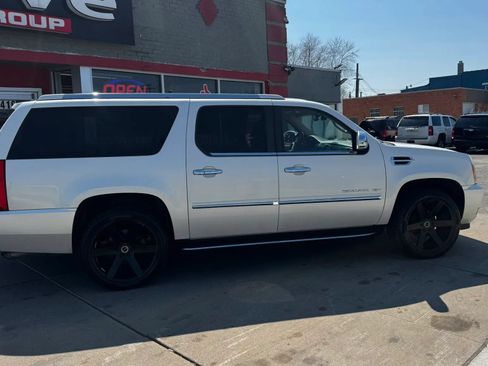 Used 2011 Cadillac Escalade ESV Luxury AWD/4WD image 4