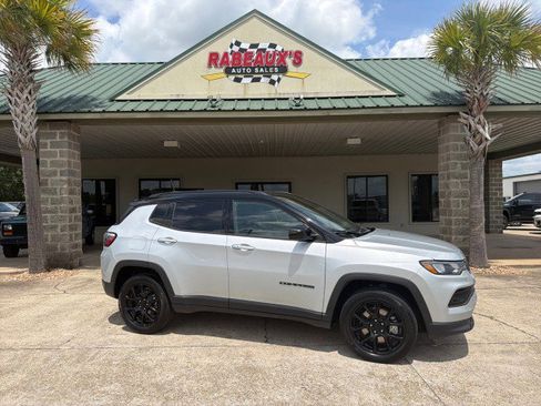Used 2024 Jeep Compass Latitude w/ Convenience Group AWD/4WD image 1