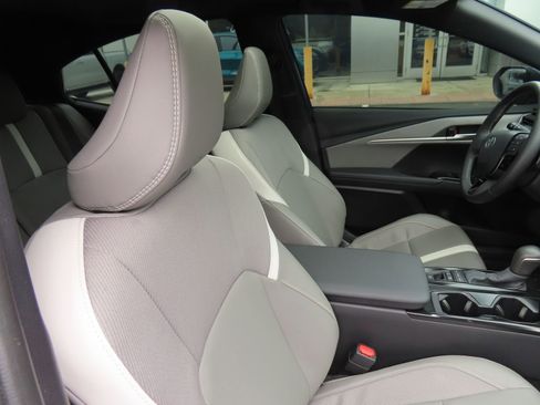 Used 2025 Toyota Camry SE w/ Multimedia Upgrade Package image 32