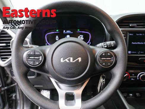 Used 2023 Kia Soul LX w/ LX Technology Package FWD image 10
