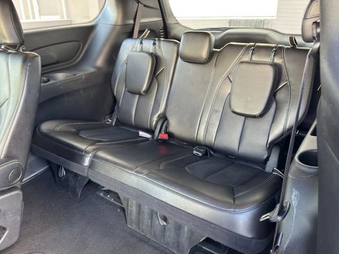 Used 2025 Chrysler Pacifica Select FWD image 11