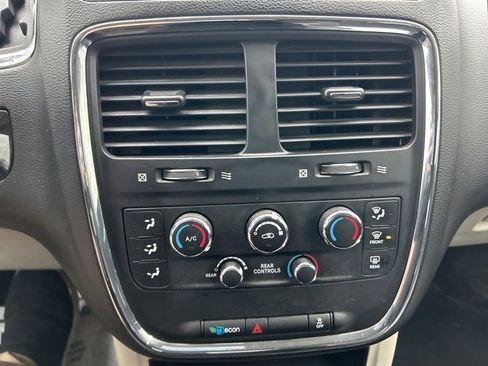 Used 2018 Dodge Grand Caravan SE w/ UConnect Hands-Free Group image 16