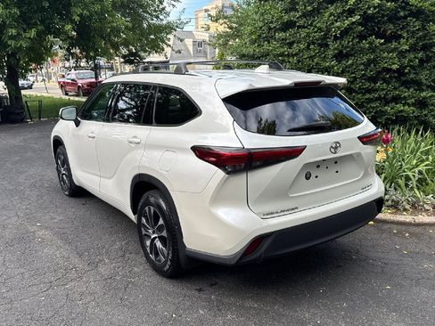 Used 2021 Toyota Highlander XLE AWD/4WD image 4