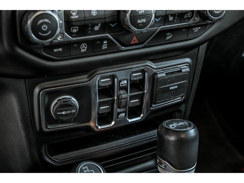 Used 2020 Jeep Wrangler Unlimited Sahara image 23