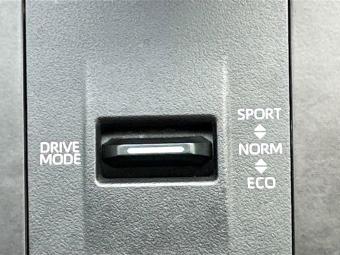 Used 2023 Toyota Highlander LE FWD image 24