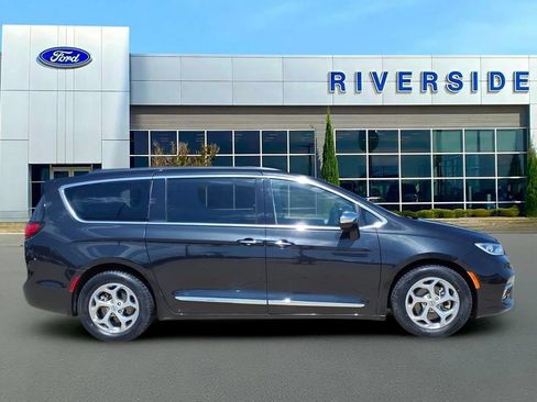 Used 2023 Chrysler Pacifica Limited FWD image 8