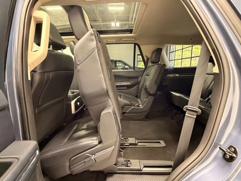 Used 2023 Ford Expedition XLT image 18