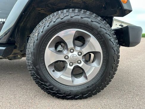 Used 2018 Jeep Wrangler Unlimited Sahara AWD/4WD image 38