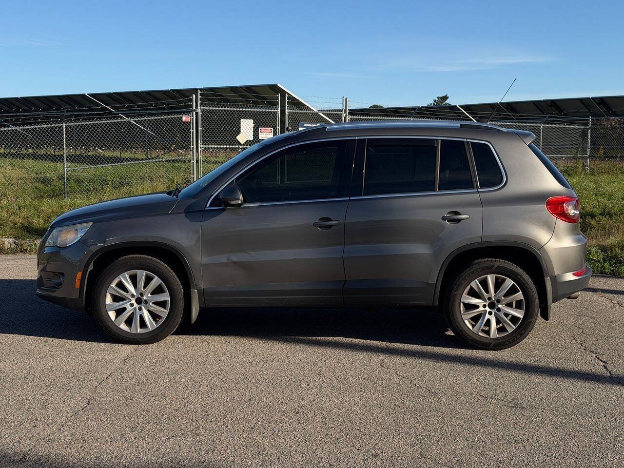 Used 2009 Volkswagen Tiguan SE AWD/4WD image 2