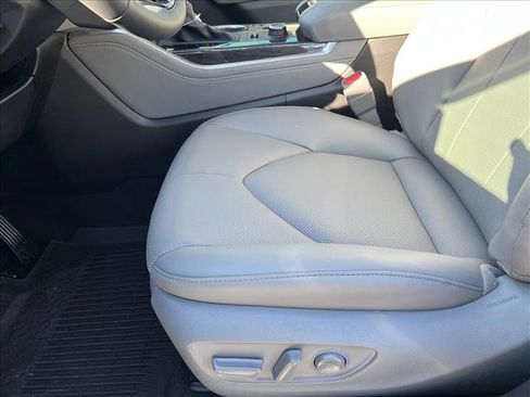 New 2025 Toyota Highlander Limited image 4