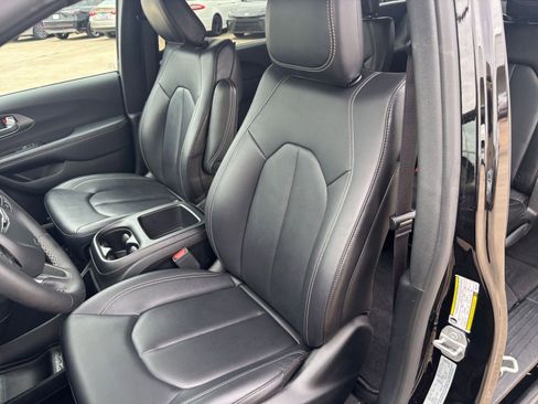 Used 2025 Chrysler Pacifica Select image 33