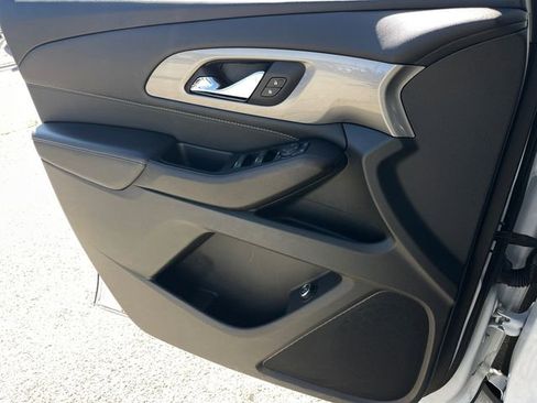 Used 2023 Chevrolet Traverse LT image 18