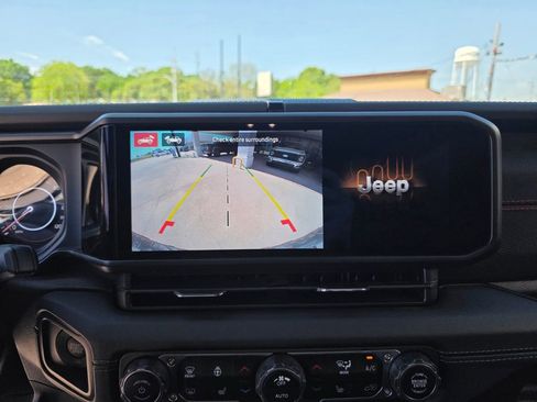 Used 2024 Jeep Wrangler Rubicon image 17