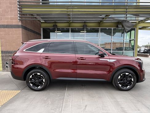 Used 2024 Kia Sorento S image 9