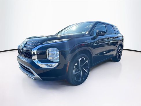 Used 2022 Mitsubishi Outlander SE image 3