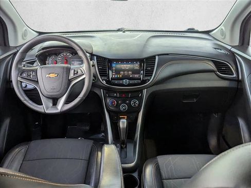 Used 2022 Chevrolet Trax LT w/ LT Convenience Package image 16