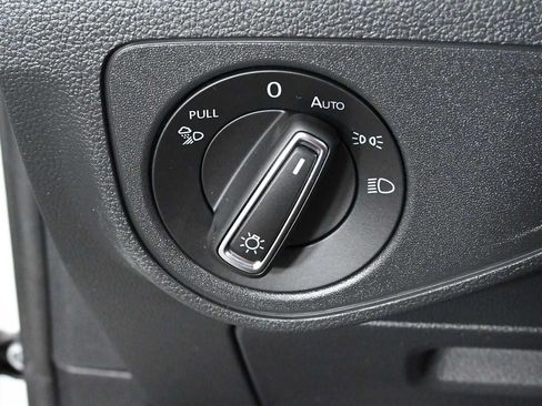 Certified 2022 Volkswagen Atlas SE w/ Black Wheel Package FWD image 19