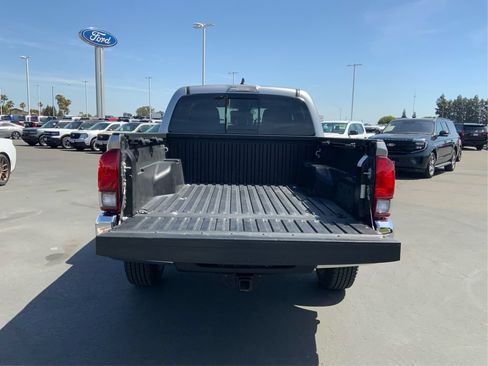 Used 2021 Toyota Tacoma SR5 AWD/4WD image 12