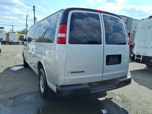 Used 2018 Chevrolet Express 3500 LS RWD image 4