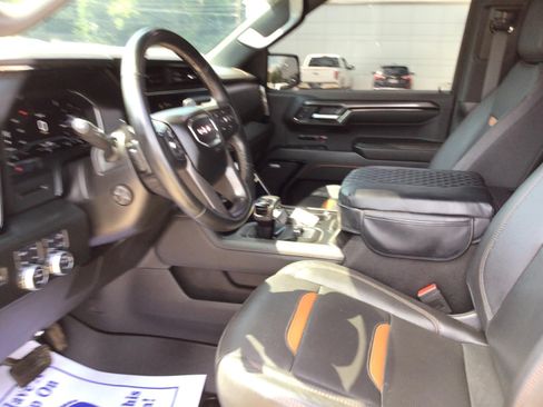 Used 2024 GMC Sierra 1500 AT4 w/ AT4 Premium Package AWD/4WD image 3