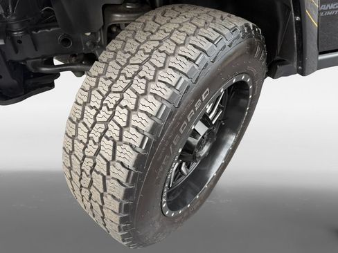 Used 2017 Jeep Wrangler Unlimited Sahara AWD/4WD image 9